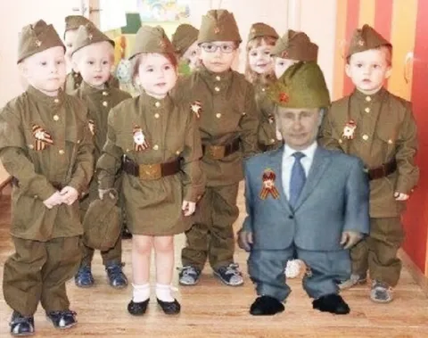 Путин среди детей в форме
