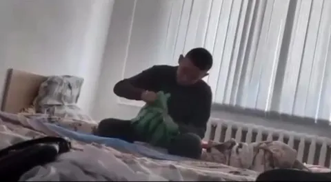 Пакет взорвался на кровати