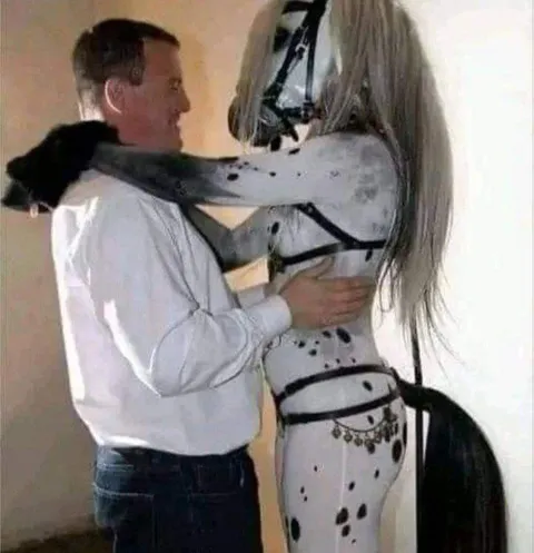 Мужчина обнимает странную женщину