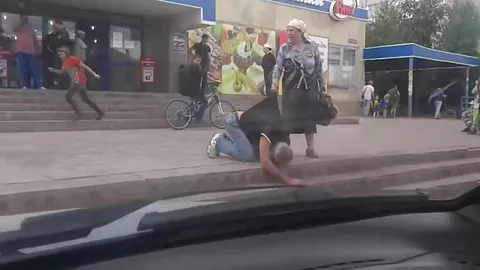 Бабушка тащит мужчину в скорую