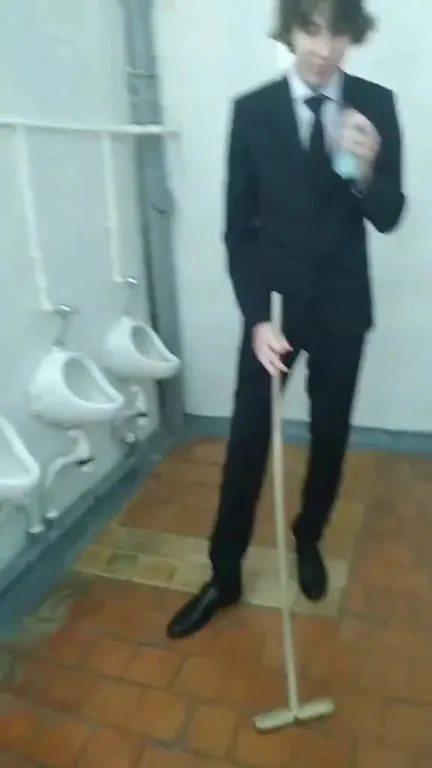 Оперный певец с шваброй