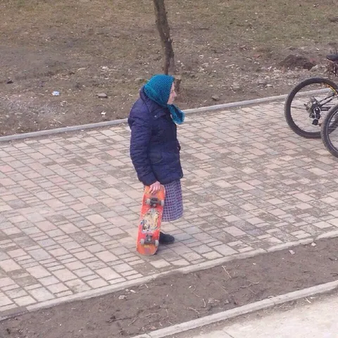 Бабушка со скейтбордом