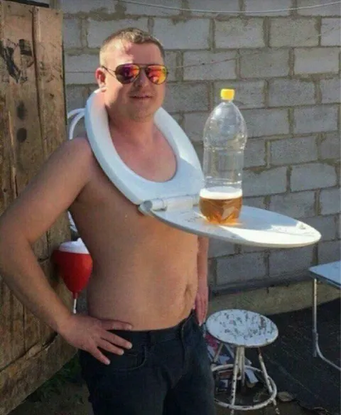 Пивной поднос на шее