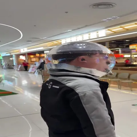 Рыбки в космическом шлеме