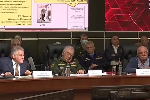 Служебные люди на совещании