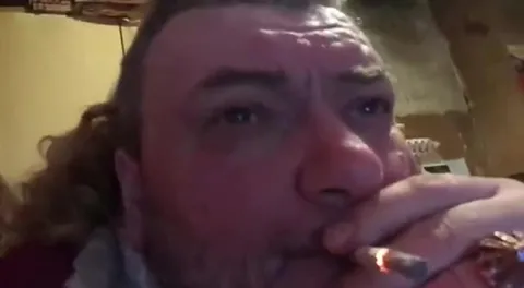 Мужчина сквозь дым