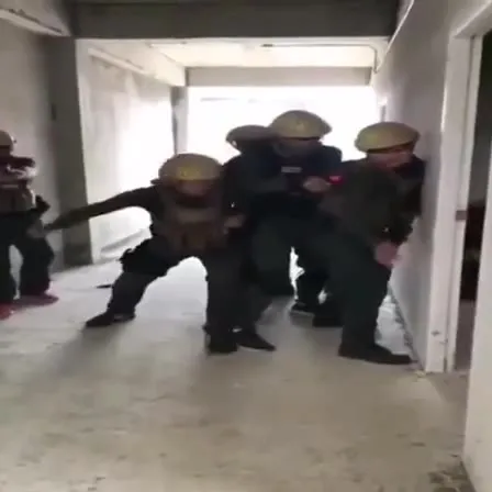 Отряд входит под Break My Stride