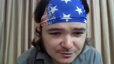 Мужчина в бандане задумался