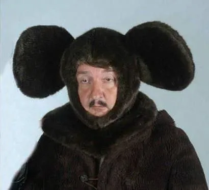 Человек в костюме собаки