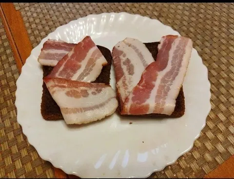 Сало на чёрном хлебе