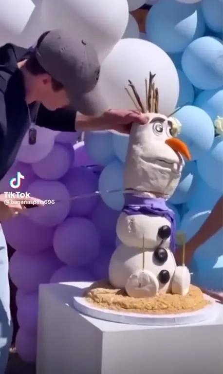 Олаф на празднике и неожиданный поцелуй