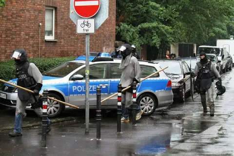 Polizei mit Besen im Einsatz