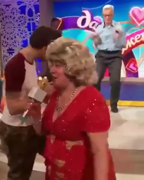 Певица поёт, пока дед танцует