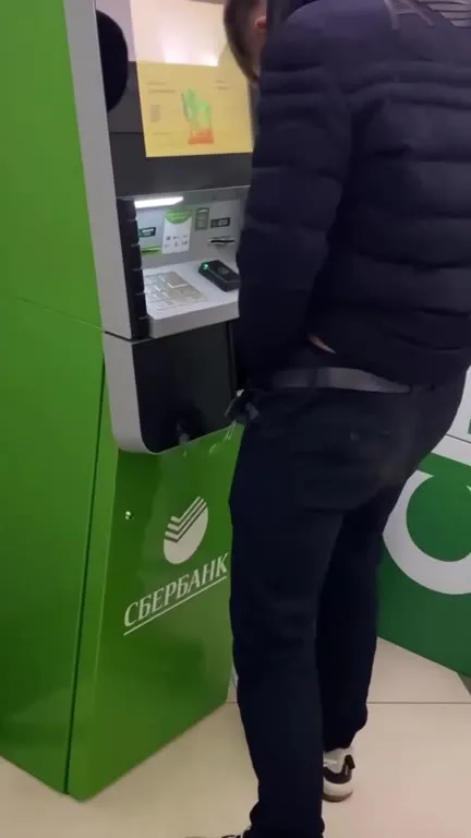 Мужчина у банкомата