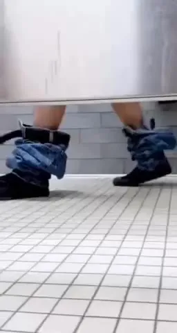Штаны спущены, но надо идти