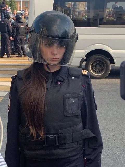 Девушка в огромном шлеме