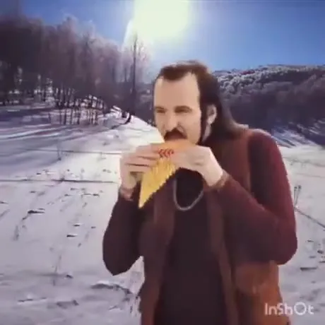 Мужчина поёт с чипсой
