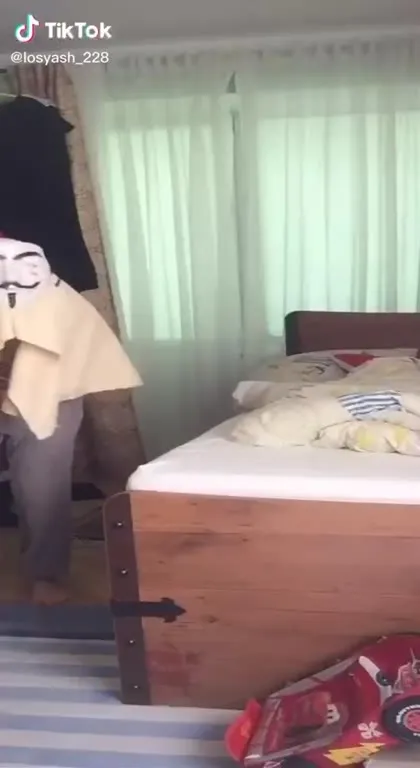 Человек в маске танцует