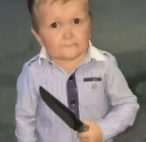 Малыш с огромным ножом