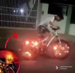 Велосипедист на огненных колёсах