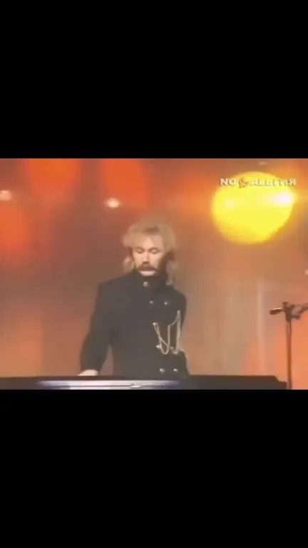 Клавишник под Love Is Gonna Save Us
