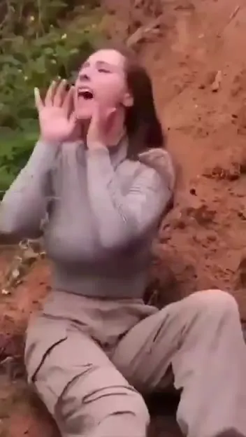 Девушка сделала флейту из ветки