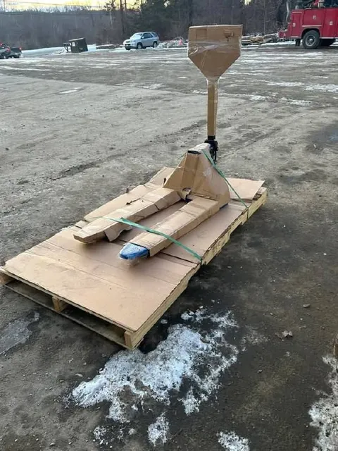 Картонный человек на паллете