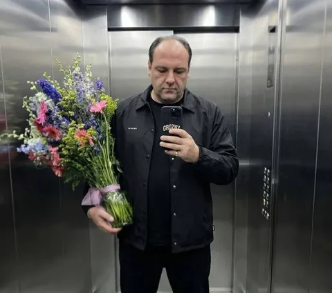 Мужчина с цветами в лифте