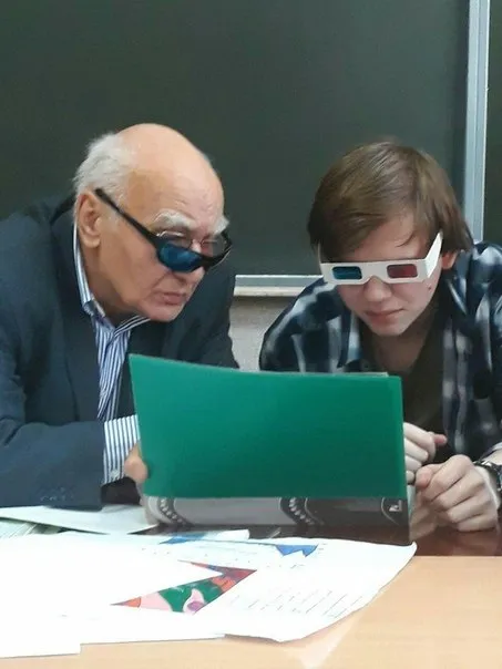Дедушка и внук смотрят ноутбук