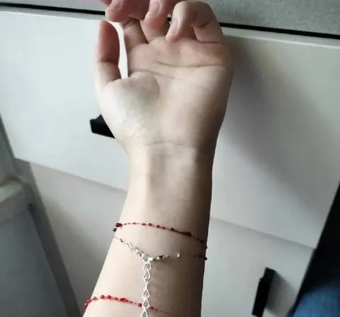 Рука с поднятым пальцем