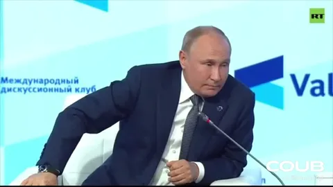 Путин медленно поворачивается к камере