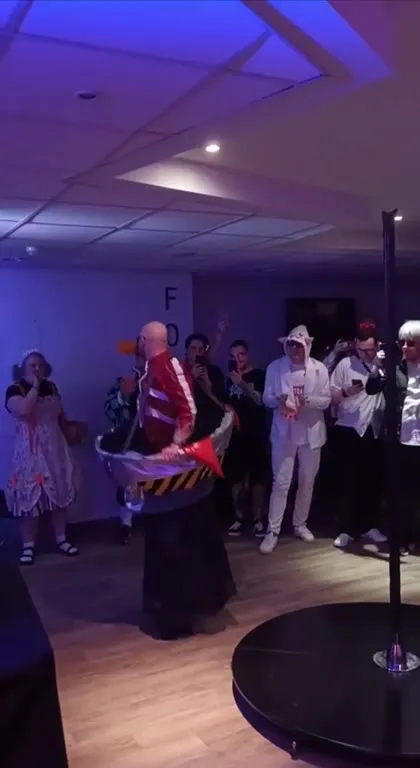 Неожиданный танец на пилоне