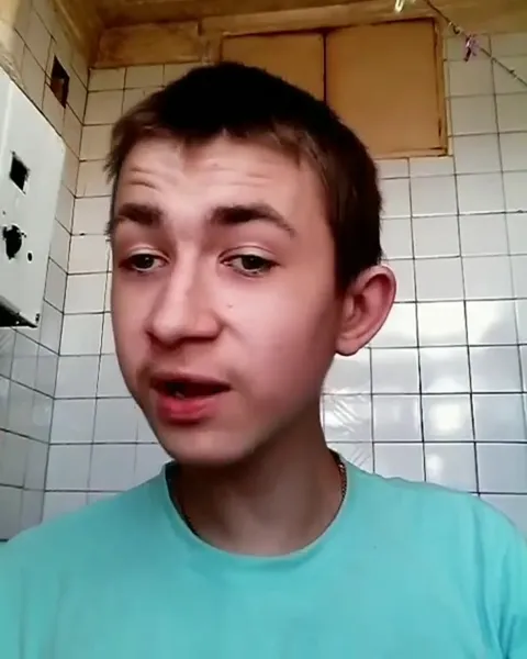 Парень внезапно закрывает камеру