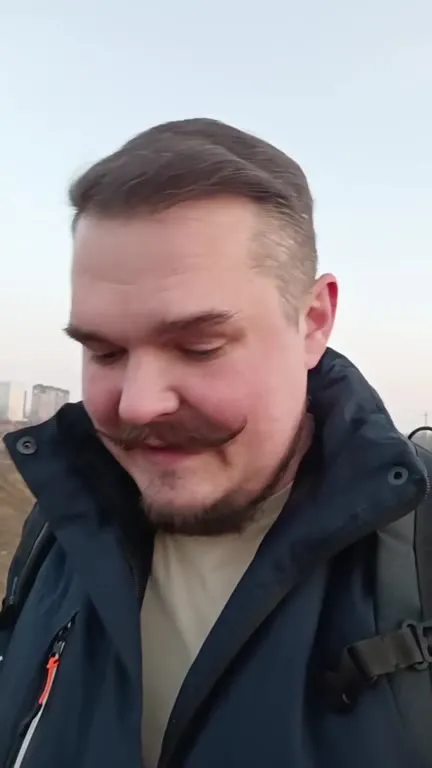Мужчина выпил пива и кайфует