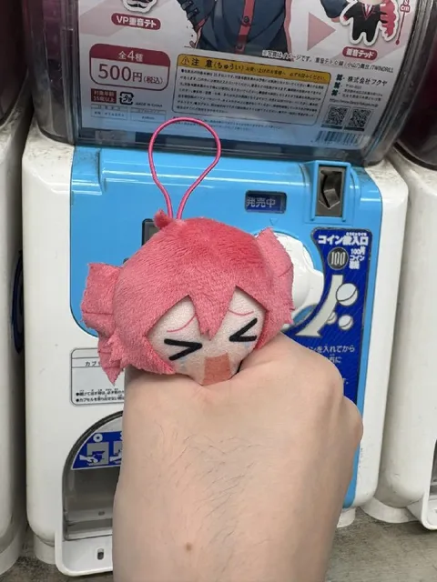 自販機で握りつぶされるぬいぐるみ