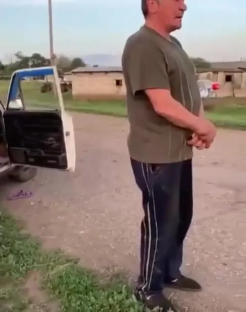 Мужчина вытаскивает женщину из машины