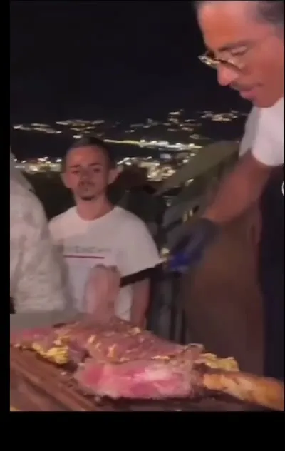 Мясо подают прямо в рот