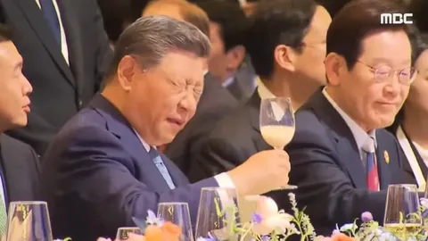 Си Цзиньпин с гримасой за столом