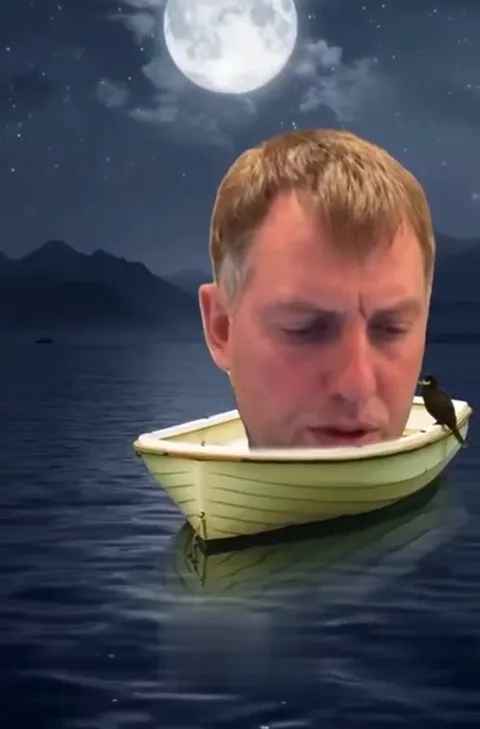 Мужчина в лодке под луной