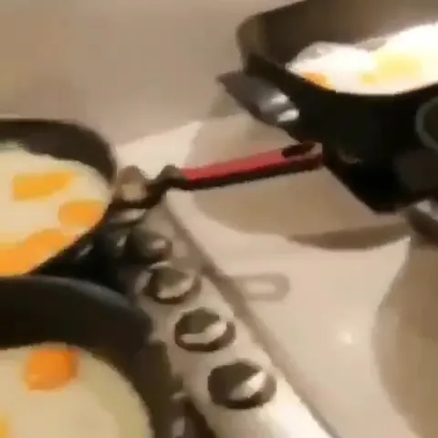 Сковородки с яйцами повсюду