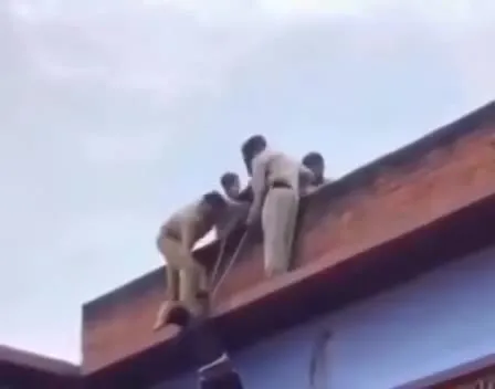 Мужчину вытаскивают на крышу