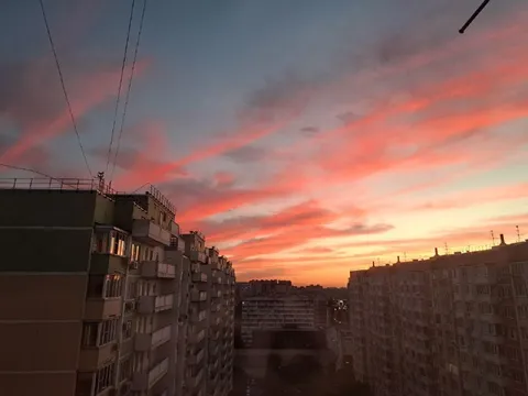 Закат над городскими домами