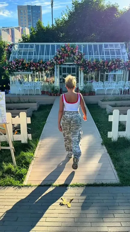 Женщина идёт навстречу взрыву