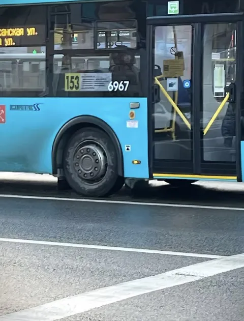 Городской автобус на остановке