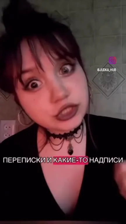 Переводят даже надпись на куртке