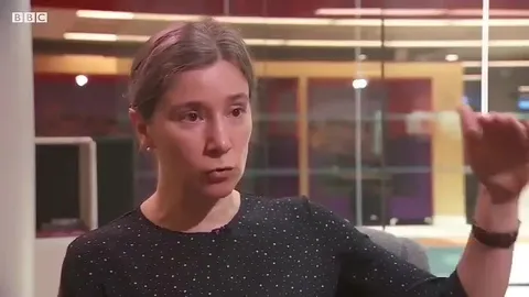 Женщина объясняет динамику