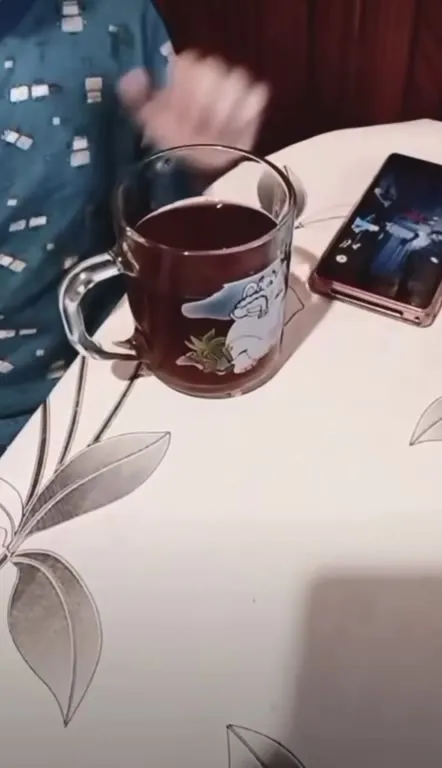 Ребёнок и загадочная кружка