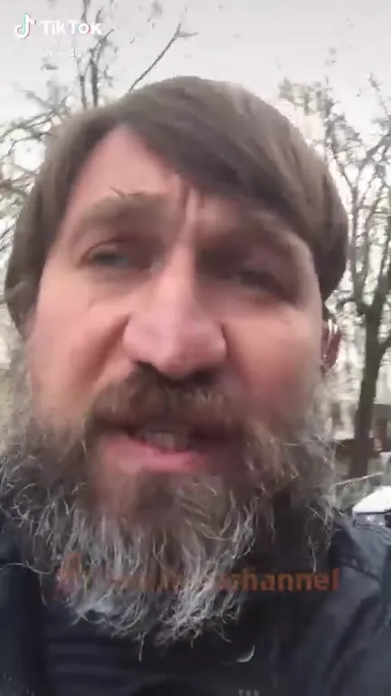 Бородатый мужчина говорит на камеру