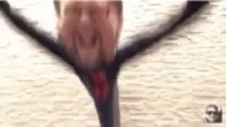 Мужчина безудержно смеётся