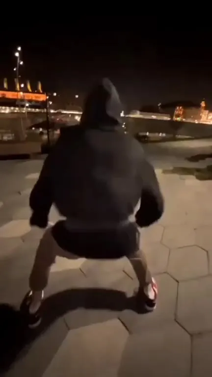 Ночной танец в присяде